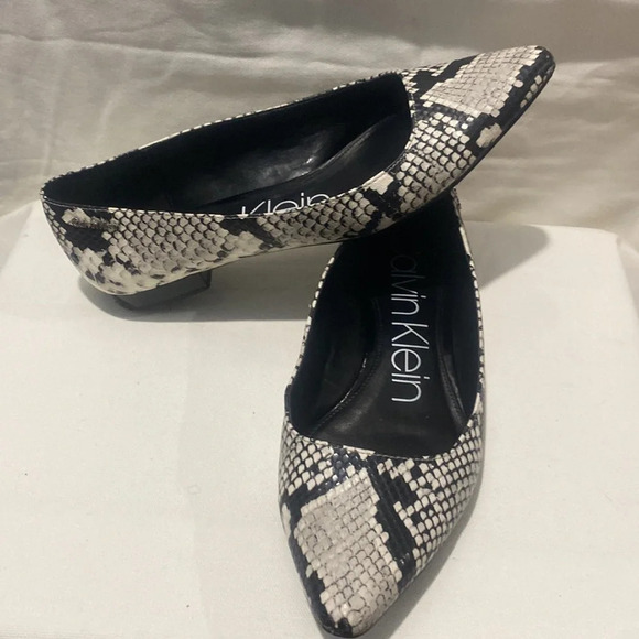 Calvin Klein Emerin Pointed Toe Flats Slip On Women Size 8 Black Snakeskin - Picture 3 of 5